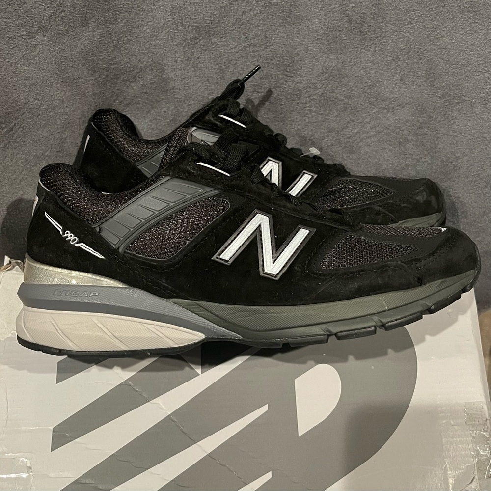 New Balance Women’s sneakers 990V Black Size 8.5 US